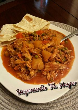 Una foto de Picadillo de pollo en guajillo 😋😋