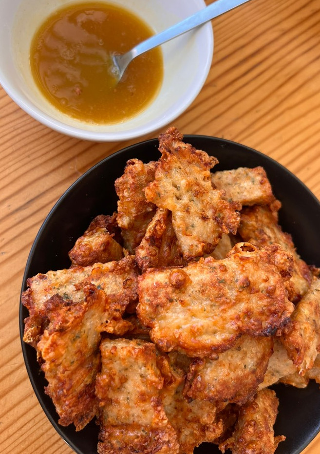 Una foto de Palitos de pollo y queso crujientes