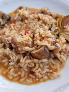 Una foto de Arroz meloso de lagarto y setas