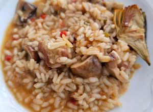 Una foto de Arroz meloso de lagarto y setas