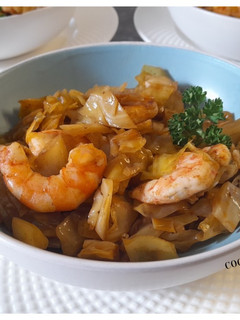 Una foto de Langostinos al ajillo con col
