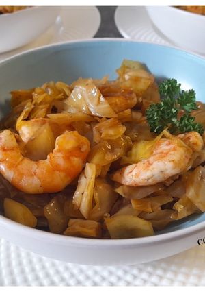 Una foto de Langostinos al ajillo con col