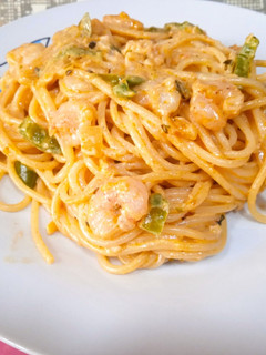 Una foto de Espaguetis con gambas y salsa