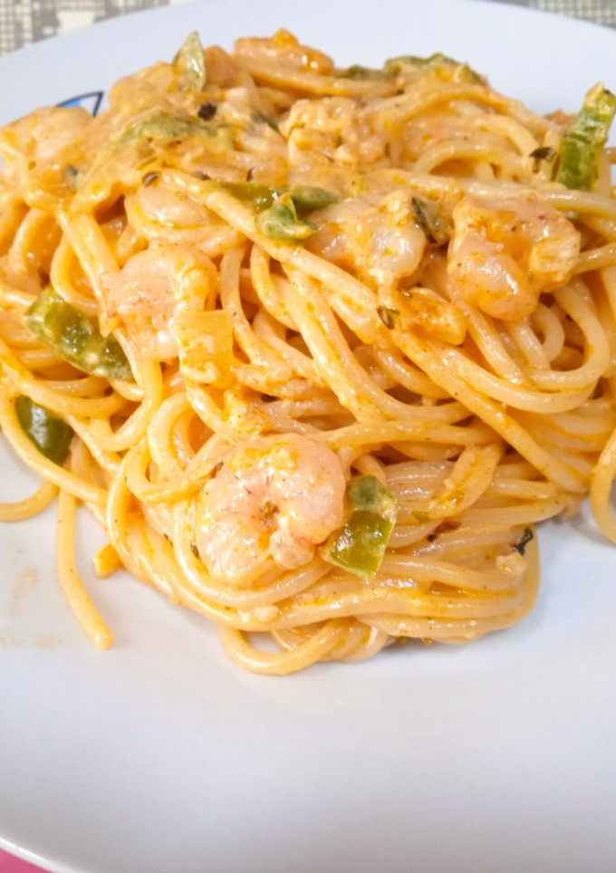 Una foto de Espaguetis con gambas y salsa