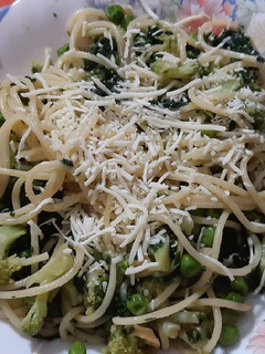 Una foto de Espaguetis con brócoli, espinacas y guisantes
