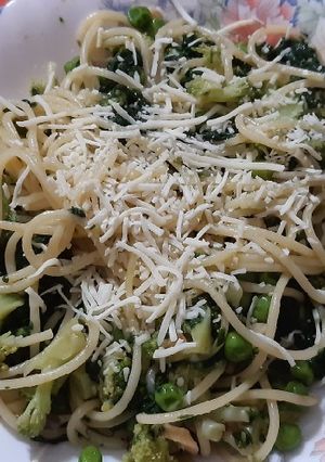 Una foto de Espaguetis con brócoli, espinacas y guisantes
