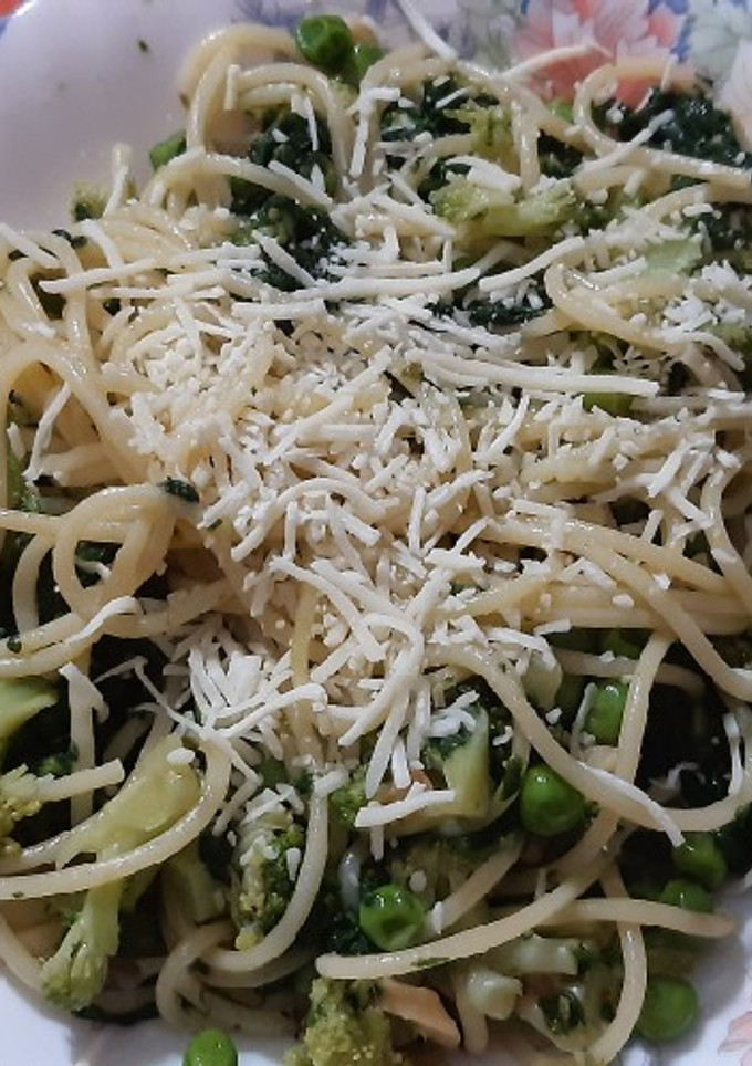 Una foto de Espaguetis con brócoli, espinacas y guisantes
