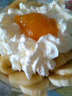 Una foto de Frutas con nata y mermelada