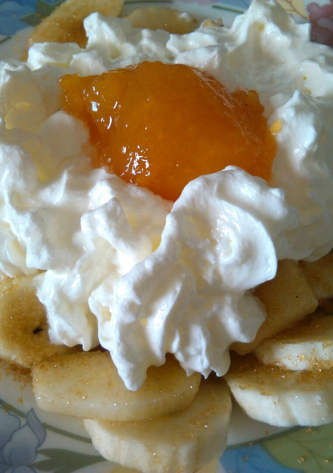 Una foto de Frutas con nata y mermelada