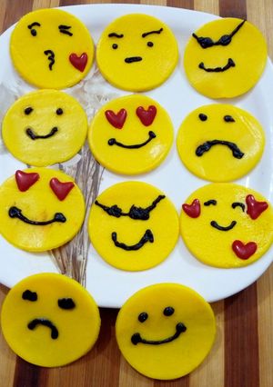 मिल्क पेड़ा इमोजी (Milk Peda Emoji recipe in Hindi) रेसिपी मुख्य फोटो