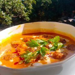 A picture of Kofta e rogan.