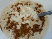 Una foto de arroz con leche con anis