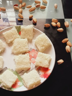 ટોપરા પાક (Topra Paak Recipe In Gujarati) રેસીપી મુખ્ય ફોટો