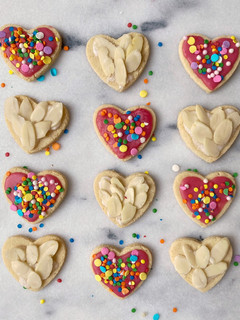 Una foto de Galletas decoradas de almendra y coco veganas