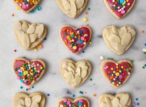 Una foto de Galletas decoradas de almendra y coco veganas