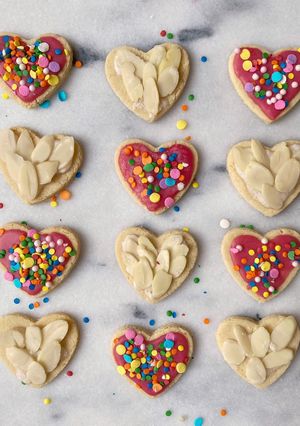 Una foto de Galletas decoradas de almendra y coco veganas