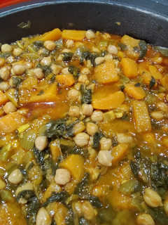 Una foto de Potaje de garbanzos con calabaza y espinacas