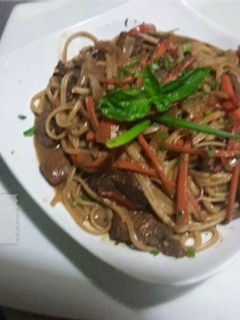 Una foto de Linguinnis con vegetales estilo oriental LuisFy