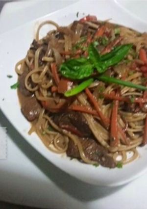 Una foto de Linguinnis con vegetales estilo oriental LuisFy