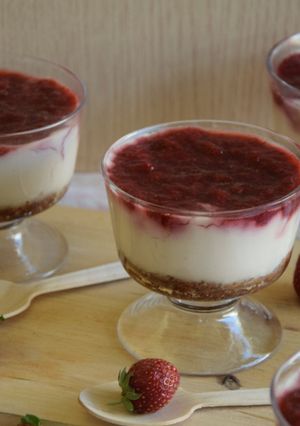 Φωτογραφία της συνταγής Cheesecake φράουλα, χωρίς τυρί, βούτυρο και ζάχαρη