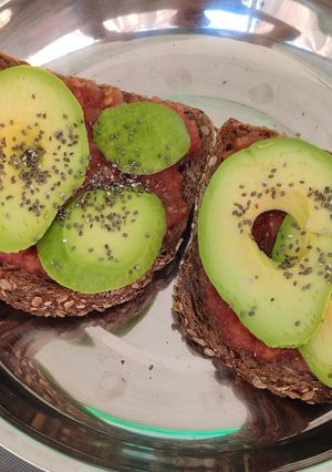 Foto principal de Tostada con aguacate y tomate triturado