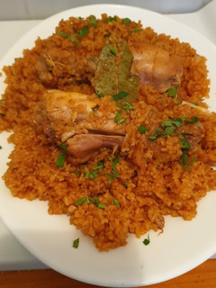 Una foto de Arroz rojo con pollo