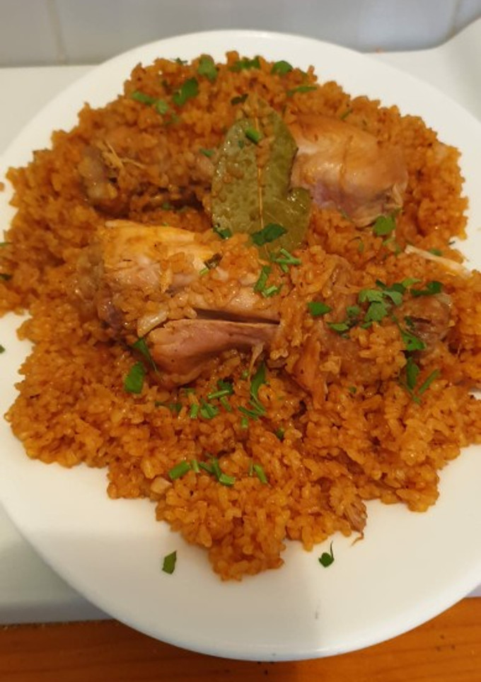 Una foto de Arroz rojo con pollo