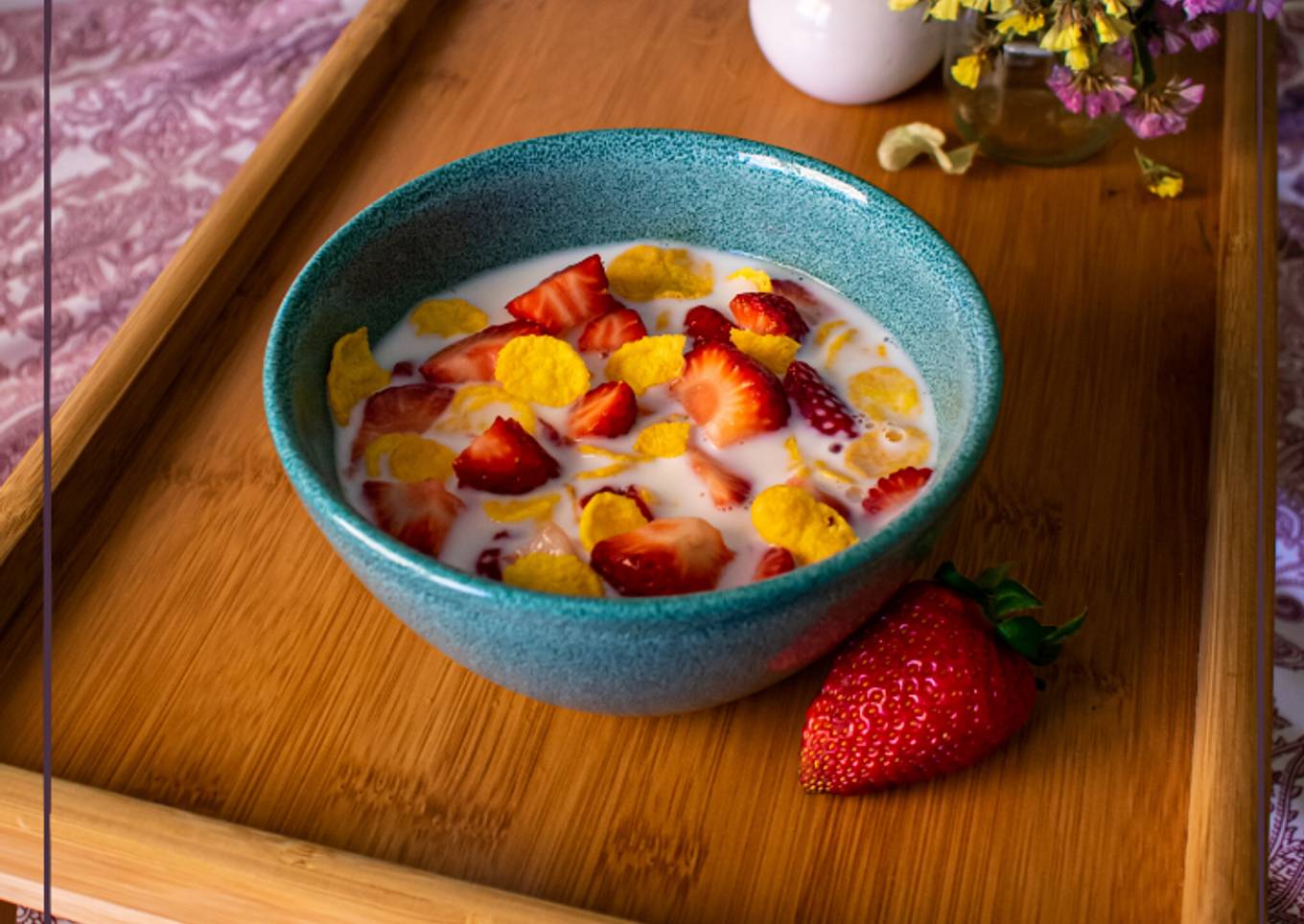 Desayuno saludable: fresas con leche y copos de maíz sin azúcar