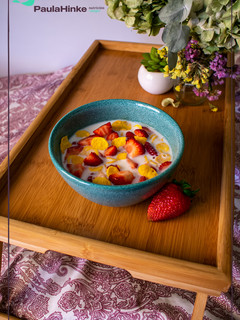 Foto principal de Desayuno saludable: fresas con leche y copos de maíz sin azúcar