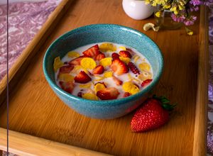 Foto principal de Desayuno saludable: fresas con leche y copos de maíz sin azúcar