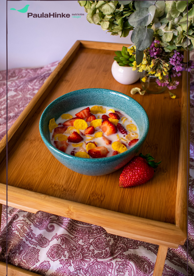 Una foto de Desayuno saludable: fresas con leche y copos de maíz sin azúcar