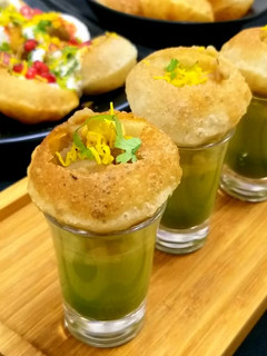 गोलगप्पे विद दही चटनी और पानी (Golgappe with dahi chutney aur pani recipe in Hindi) रेसिपी मुख्य फोटो