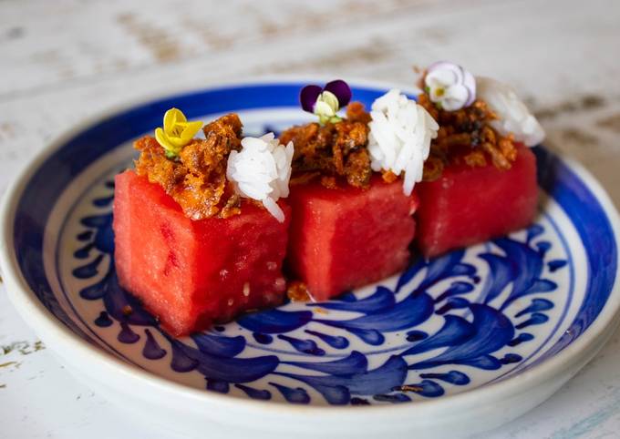 Pla Hang Tang Mo. Watermelon with sweet and salty salmon flakes
