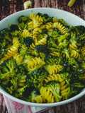 Pasta al forno con broccoli e formaggio filante
