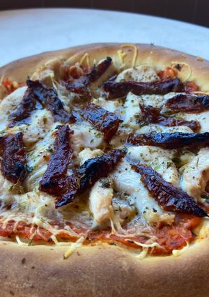 Una foto de Pizza con masa casera 🍕🍅🧀
