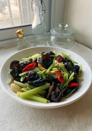 辣炒川耳芹菜 的食譜成品照片