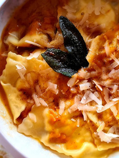 Una foto de Ravioli de wonton con brandada, calabaza y salvia