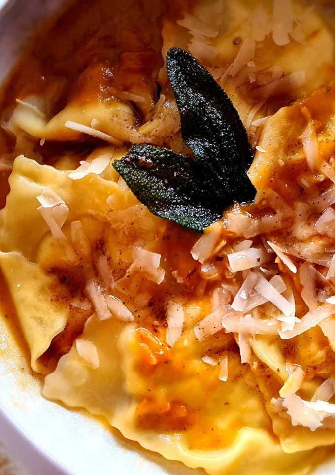 Una foto de Ravioli de wonton con brandada, calabaza y salvia