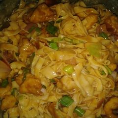 A picture of Handmade pasta with chicken.
