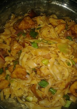 A picture of Handmade pasta with chicken.