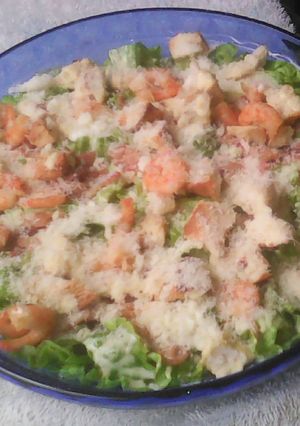 Una foto de Ensalada César de camarones