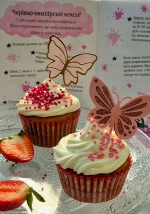 Фото 🧁 Чарівно-вампірські кекси з полуницею та білим шоколадом.
