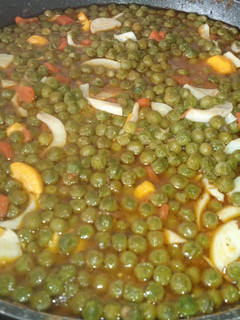 Una foto de Guisantes guisados con tomate y huevo