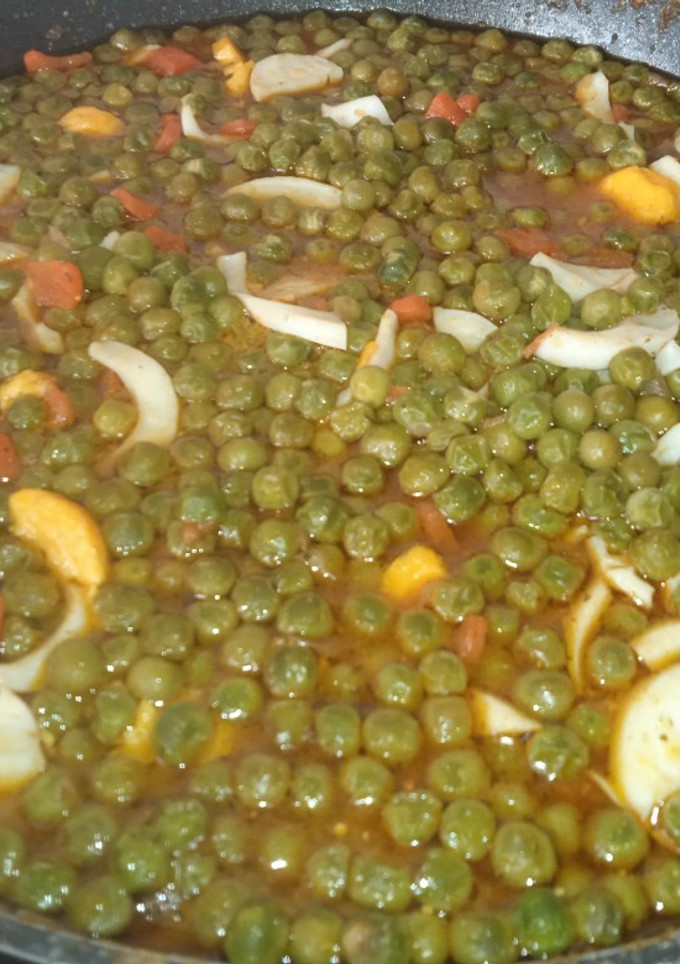 Una foto de Guisantes guisados con tomate y huevo