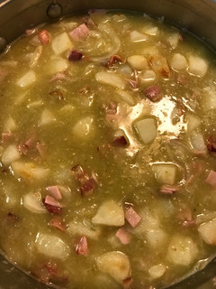 Una foto de Papas en salsa verde 🥔🌶🥓