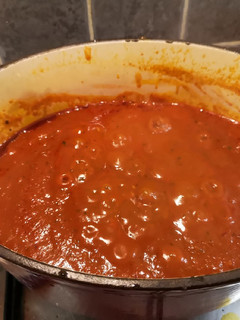 A picture of Rich tomato pasta sauce.