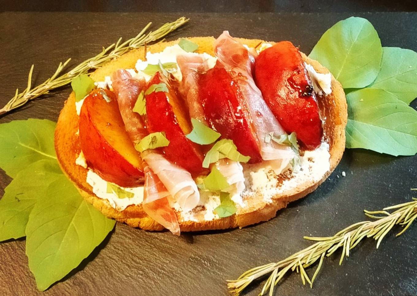 Rôti de pêche à la Burratta et jambon de parme