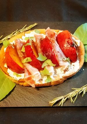 Une photo de Rôti de pêche à la Burratta et jambon de parme