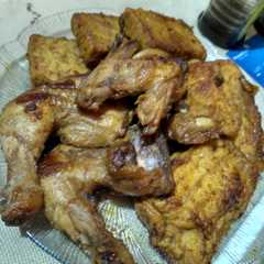 A picture of Tahu tempe dan ayam bacem.