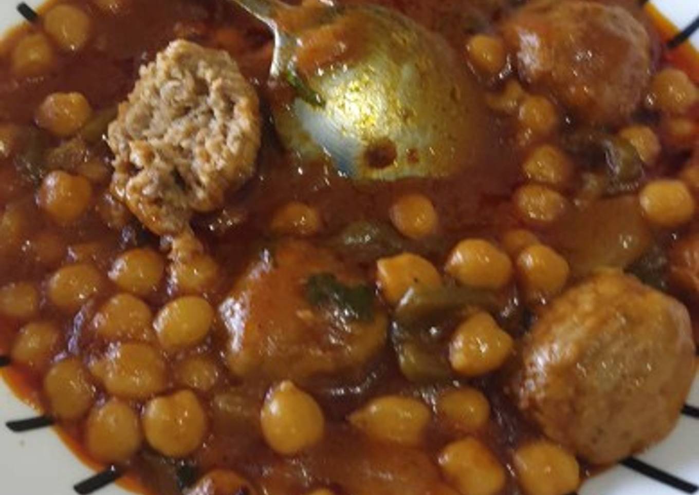 Guiso de albóndigas de atún en lata con garbanzos
